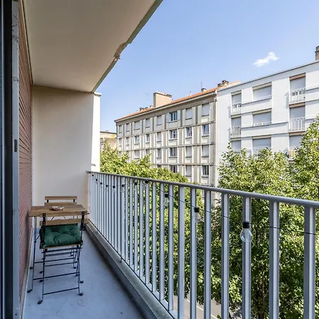 Neo Retro Avec Balcon Apartment